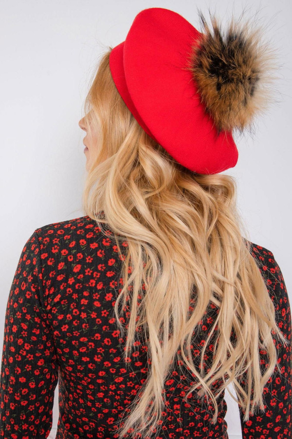 Dámska čiapka baretka s kožušinkovým brmbolcom model 01130 červená