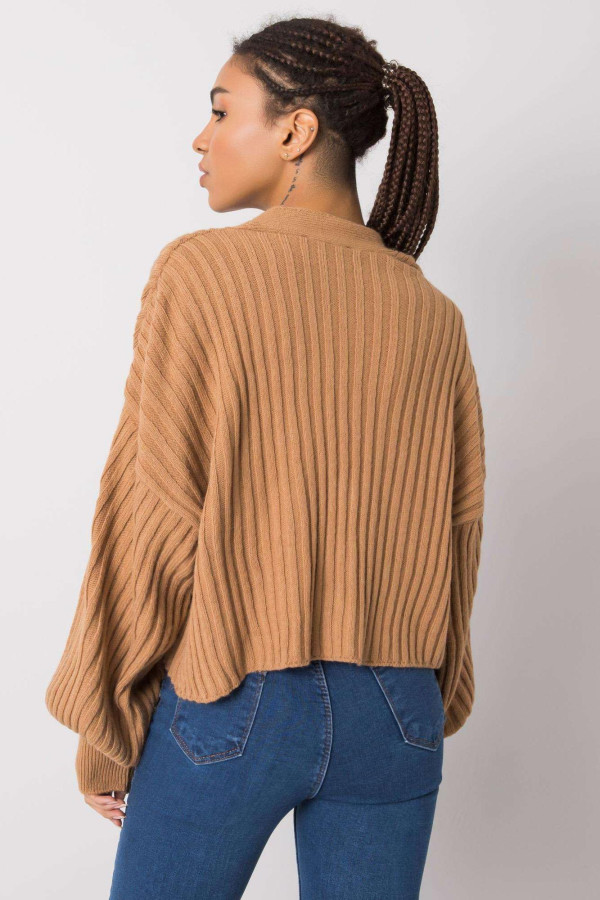 Asymetrický krátky sveter Stella so zapínaním na gombíky farba camel