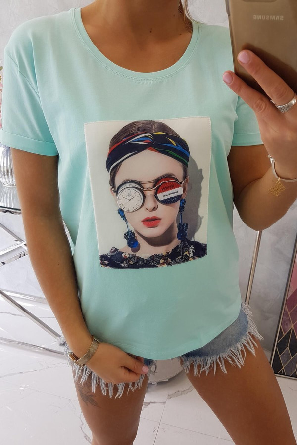 Tričko s potlačeným motívom ženy v okuliaroch mentolové