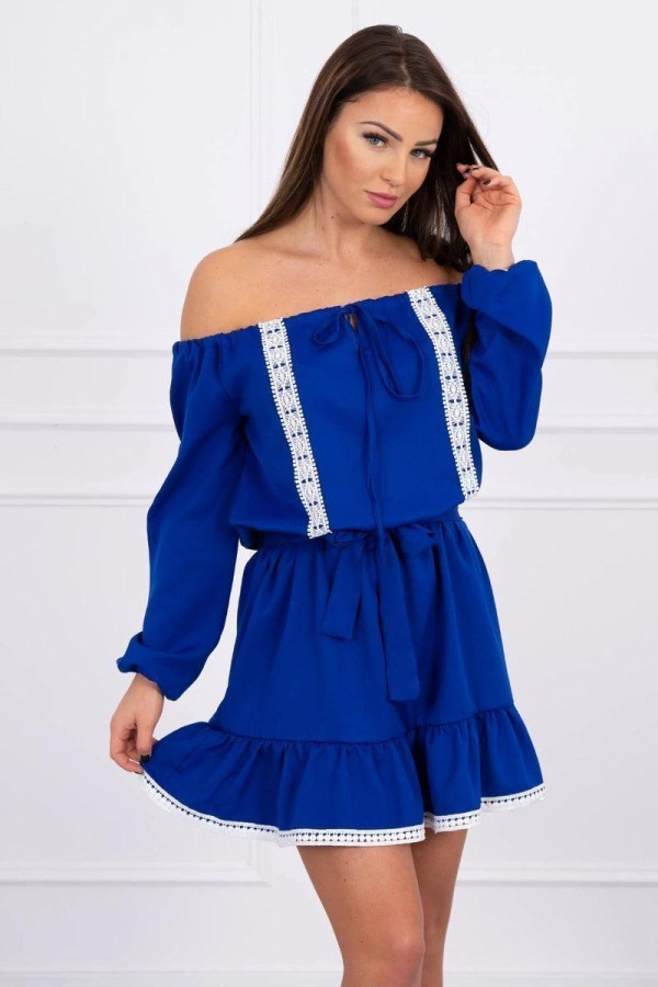 Šaty s odhalenými ramenami a čipkou model 66046 farba kráľovská modrá