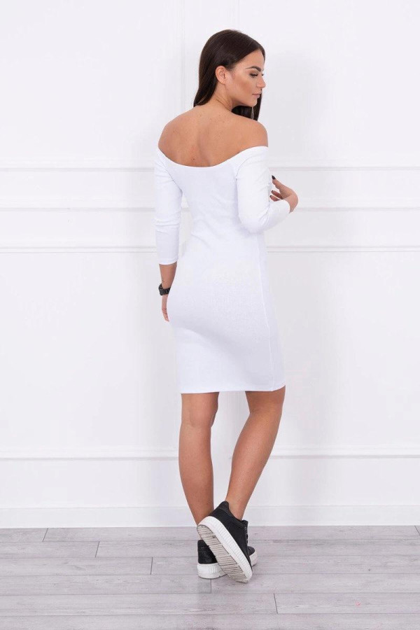 Šaty z vrúbkovaného materiálu s odhalenými ramenami biele