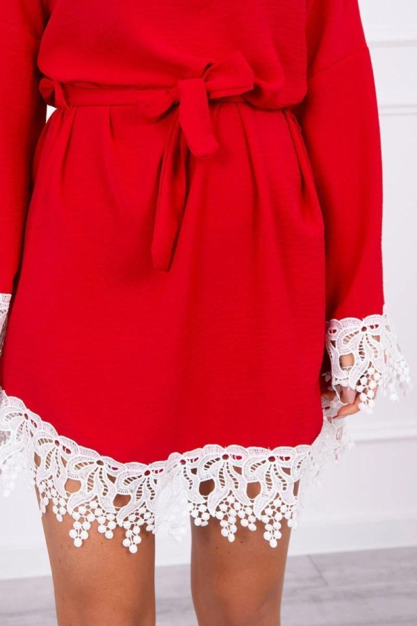Voľné šaty s odhalenými ramenami a čipkou model 9034 červené