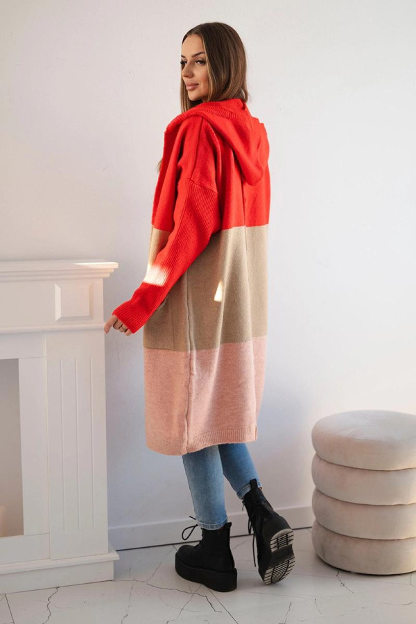 Dlhý trojfarebný kardigánový sveter s kapucňou model 24-35 červený+farba camel+pudrovo ružový