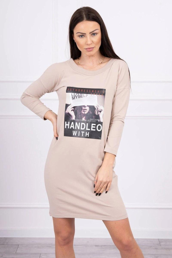 Šaty s grafikou a nápisom Handleo With béžové