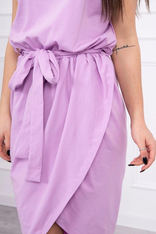 Šaty s viazankou v páse so zavinovacou spodnou časťou farba lila