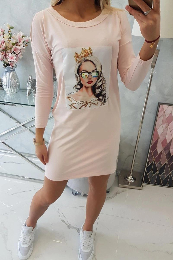 Šaty s 3D grafikou dievčaťa v okuliaroch model 66827 pudrovo ružové