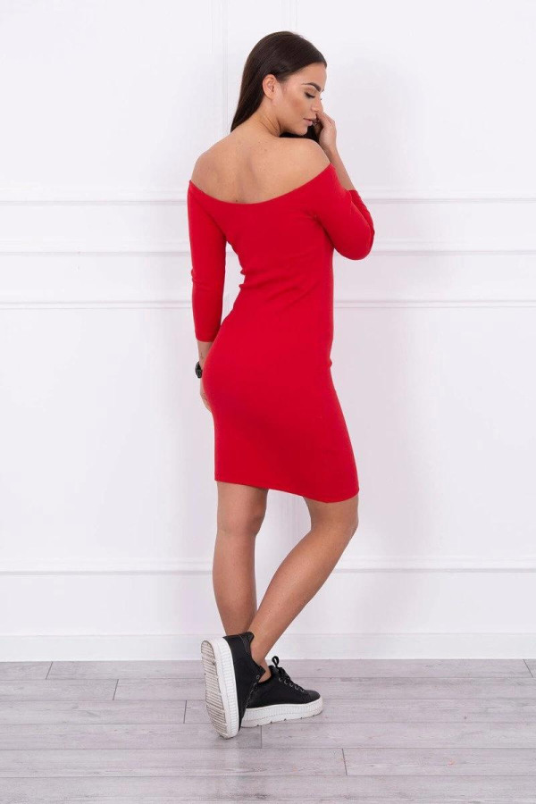 Šaty z vrúbkovaného materiálu s odhalenými ramenami červené