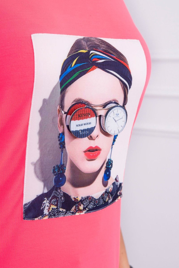 Tričko s potlačeným motívom ženy v okuliaroch neónovo ružové