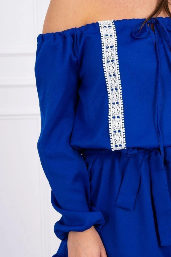 Šaty s odhalenými ramenami a čipkou model 66046 farba kráľovská modrá