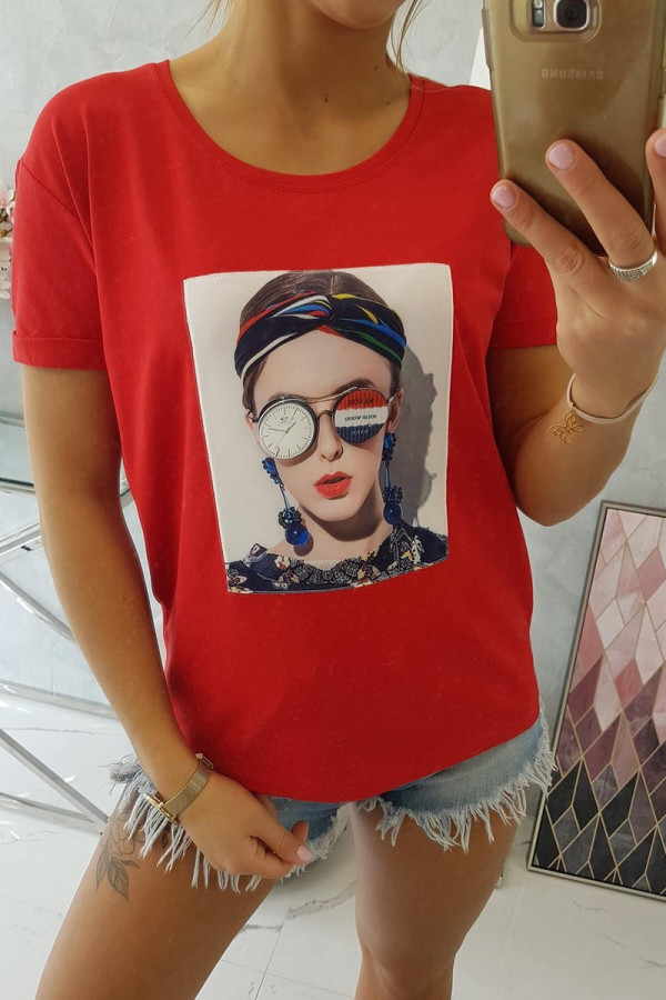 Tričko s potlačeným motívom ženy v okuliaroch červené