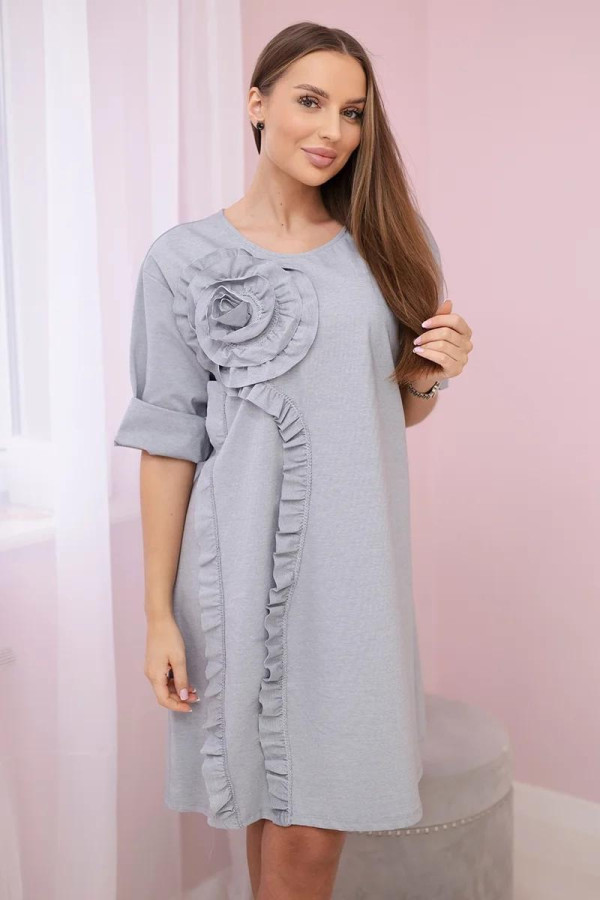 Šaty s dekoratívnym kvetom model 37881 šedé