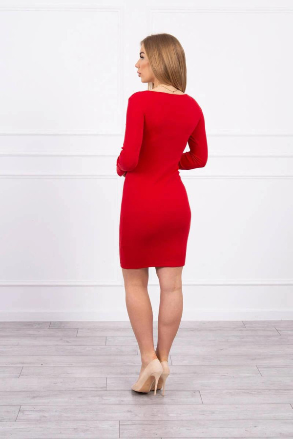 Obtiahnuté šaty s reťazou v dekolte model 9336 červené