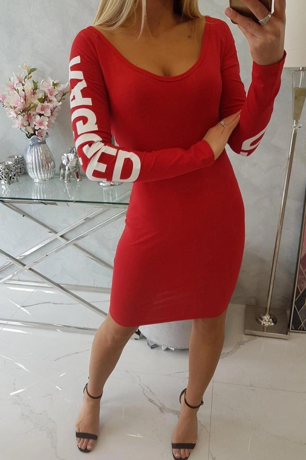 Šaty s nápisom RAGGED na rukáve a odhaleným driekom červené