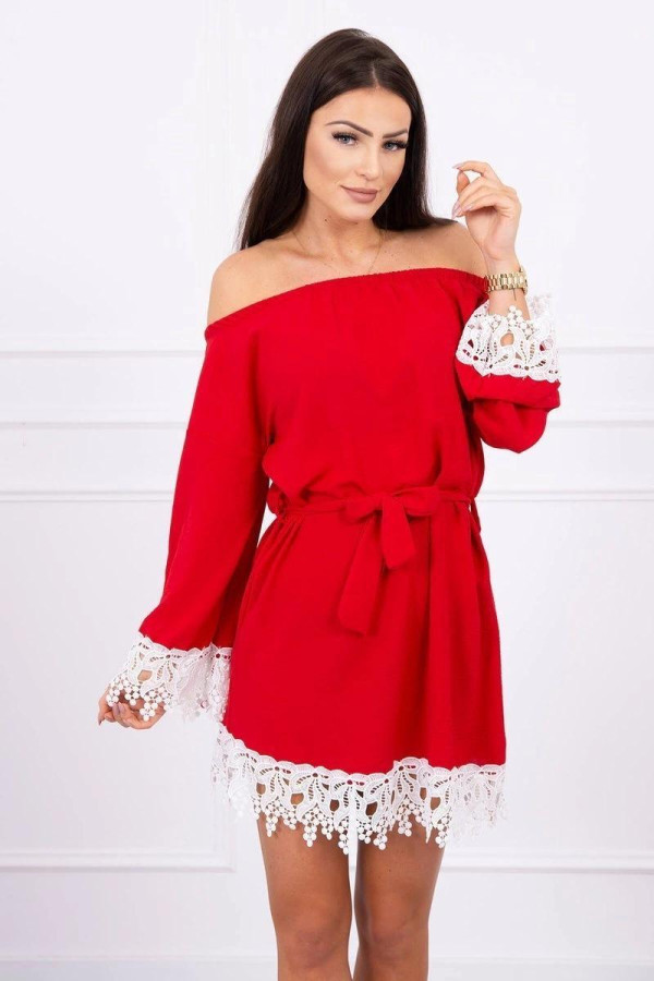 Voľné šaty s odhalenými ramenami a čipkou model 9034 červené
