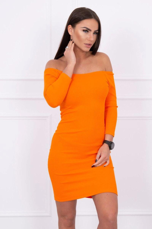 Šaty z vrúbkovaného materiálu s odhalenými ramenami oranžové