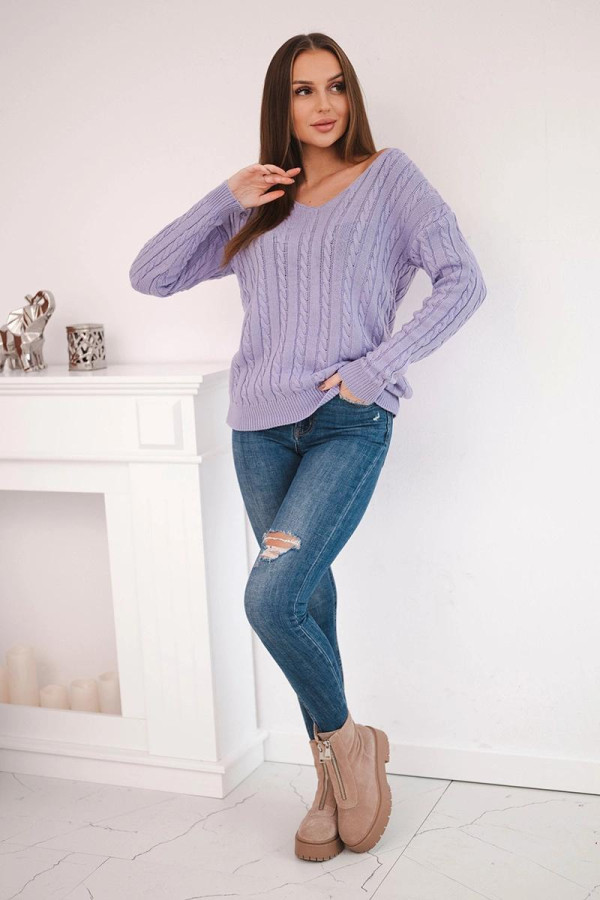 Úpletový sveter s vrkočovým vzorom a véčkovým výstrihom farba lila