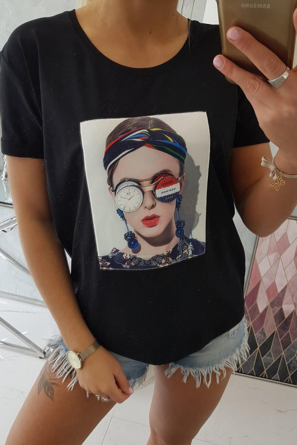 Tričko s potlačeným motívom ženy v okuliaroch čierne