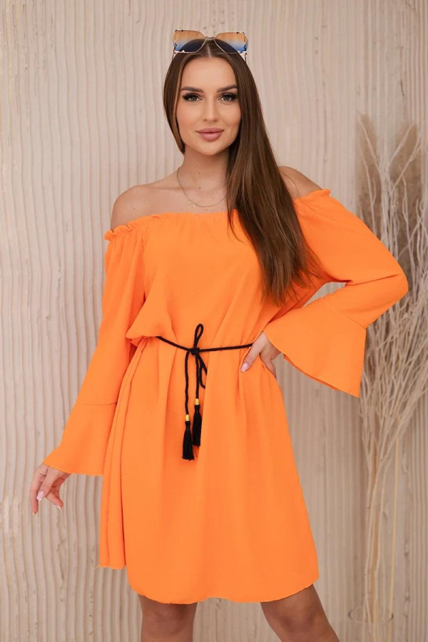 Šaty s odhalenými ramenami a šnurovaním v páse model IT-17 oranžové