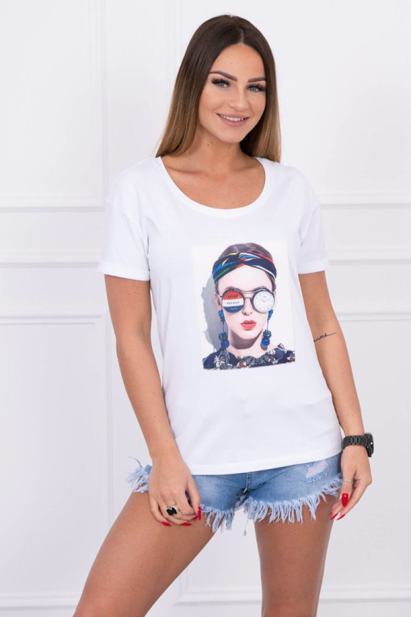 Tričko s potlačeným motívom ženy v okuliaroch biele