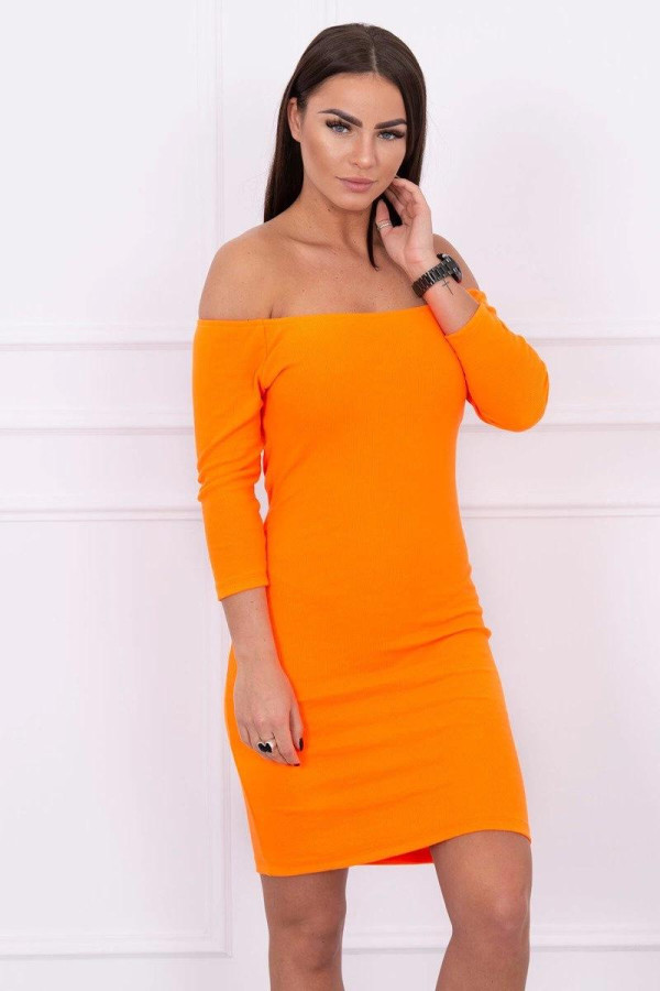 Šaty z vrúbkovaného materiálu s odhalenými ramenami neónovo oranžové