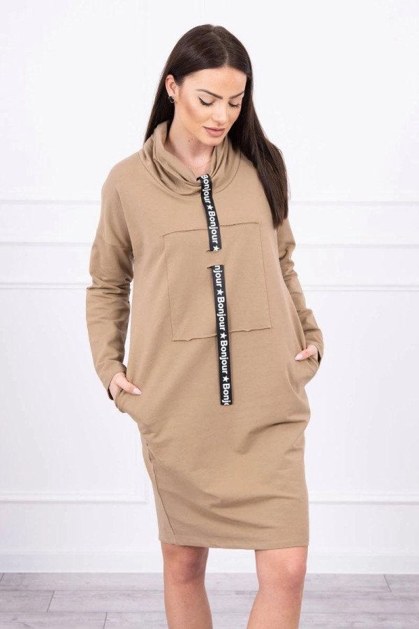 Šaty s vreckami a s pásikom ako kravatou model 0153 farba camel
