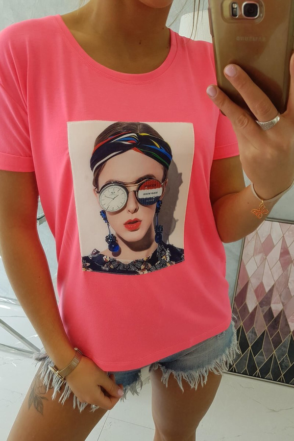 Tričko s potlačeným motívom ženy v okuliaroch neónovo ružové