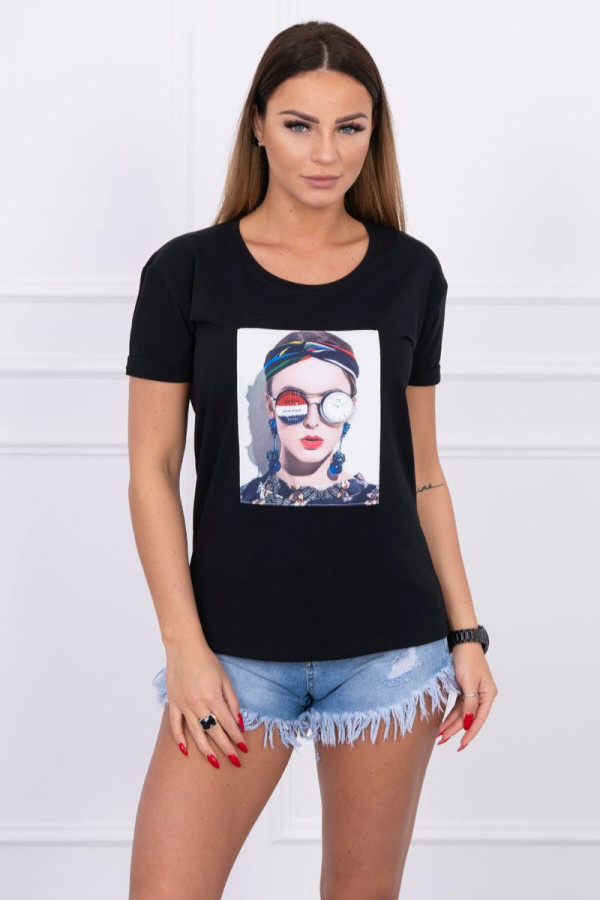 Tričko s potlačeným motívom ženy v okuliaroch čierne