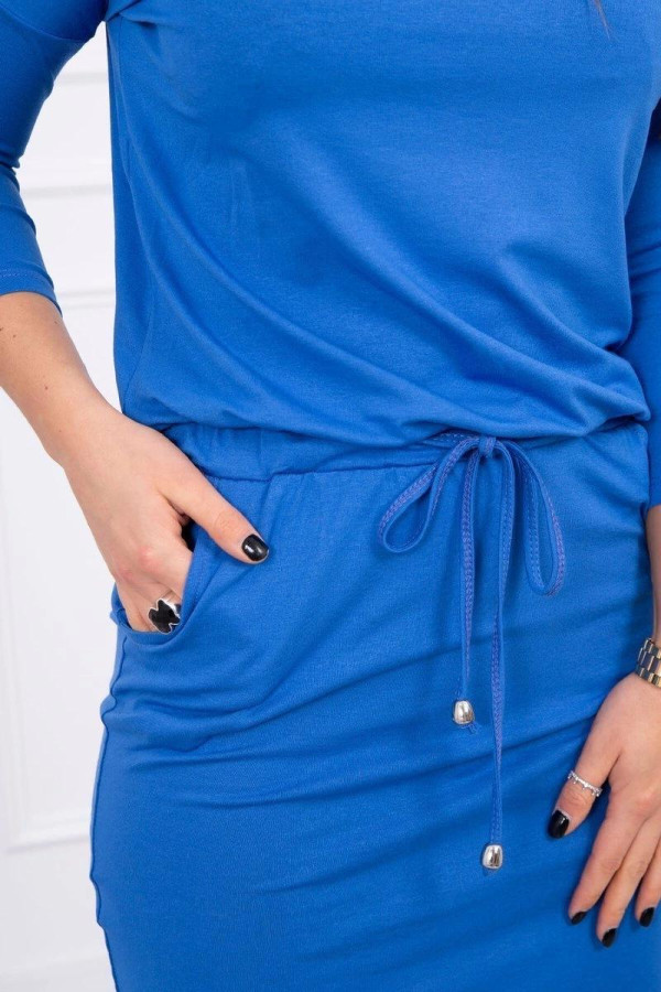 Viskózové šaty s vreckami zviazané v páse farba kráľovská modrá