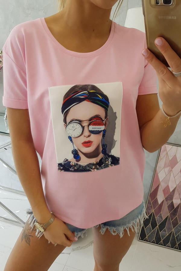 Tričko s potlačeným motívom ženy v okuliaroch pudrovo ružové