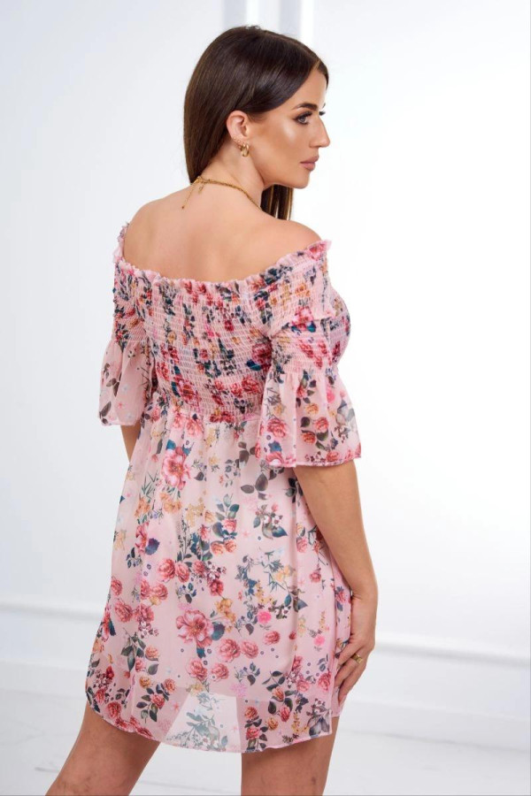 Voľné šaty s odhalenými ramenami s kvetinovým motívom model 9266 pudrovo ružové