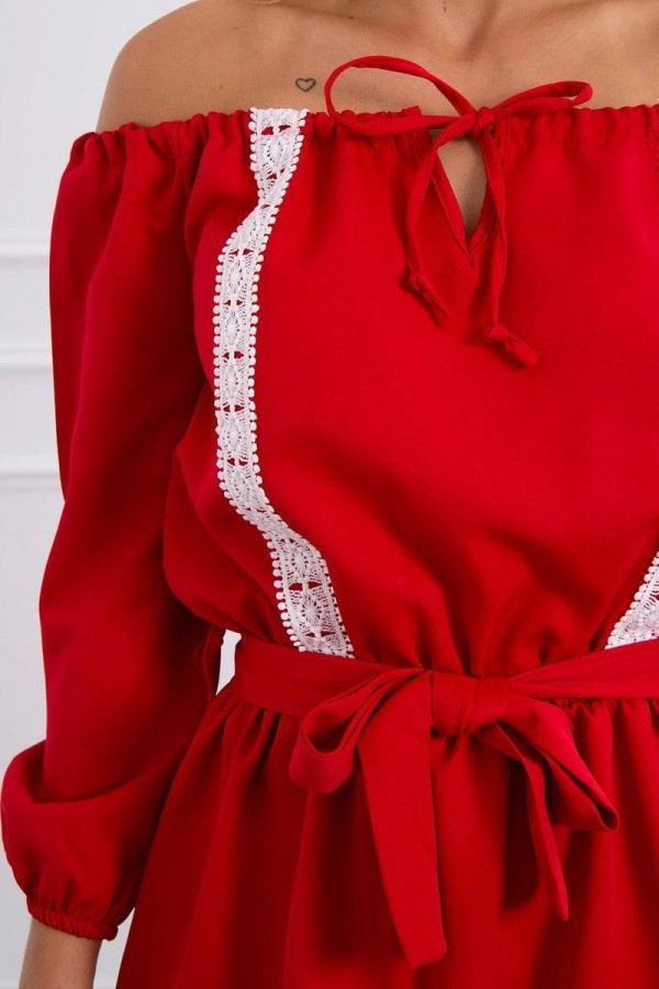 Šaty s odhalenými ramenami a čipkou model 66046 červené