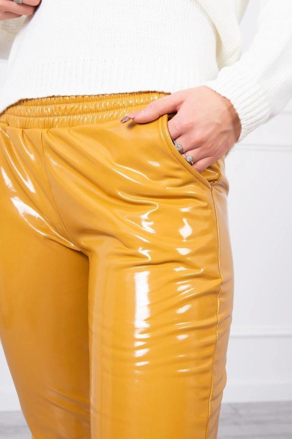 Lesklé nohavice so zamatovou podšívkou horčicové