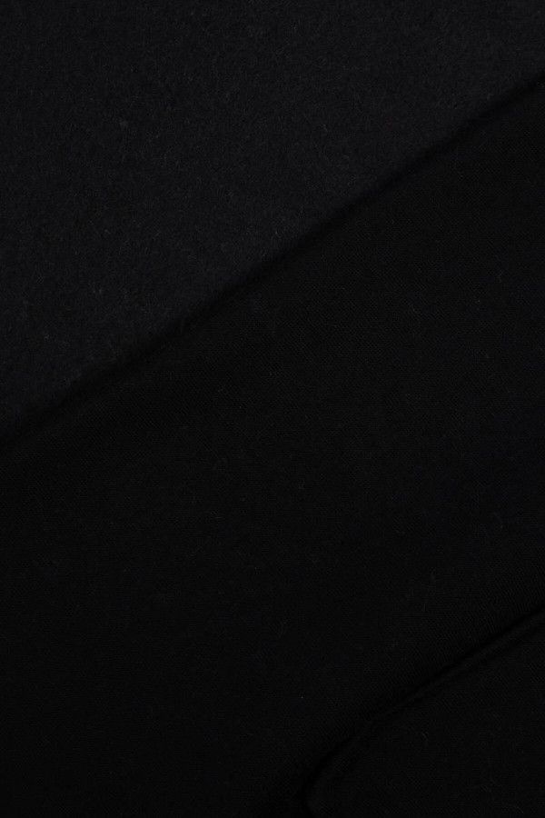 Hrejivá mikina s predlženou zadnou časťou a nápismi na chrbte model 9300 čierna